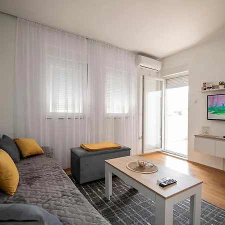 Aura Apartment *